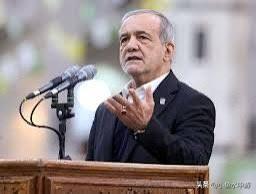 【突发】据外媒消息，伊朗总统马苏德·佩泽希基扬平安无事，未受伤害。