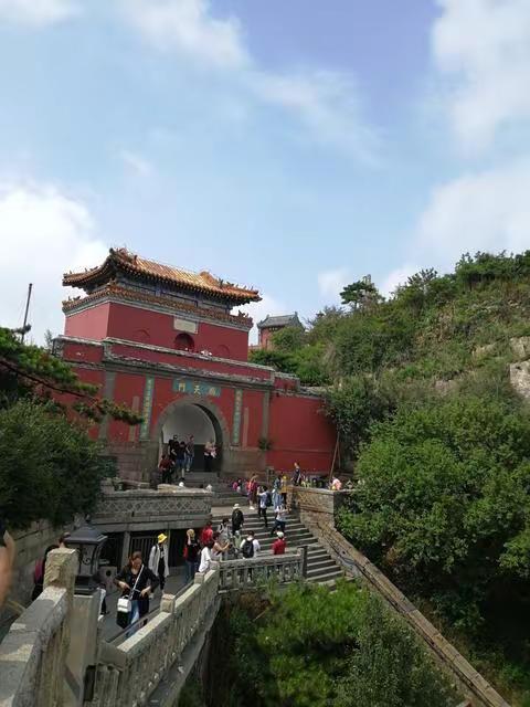 石阶蜿蜒通南天门，红墙绿树映晴空。游览名山古迹，心随景动 🏯🌿