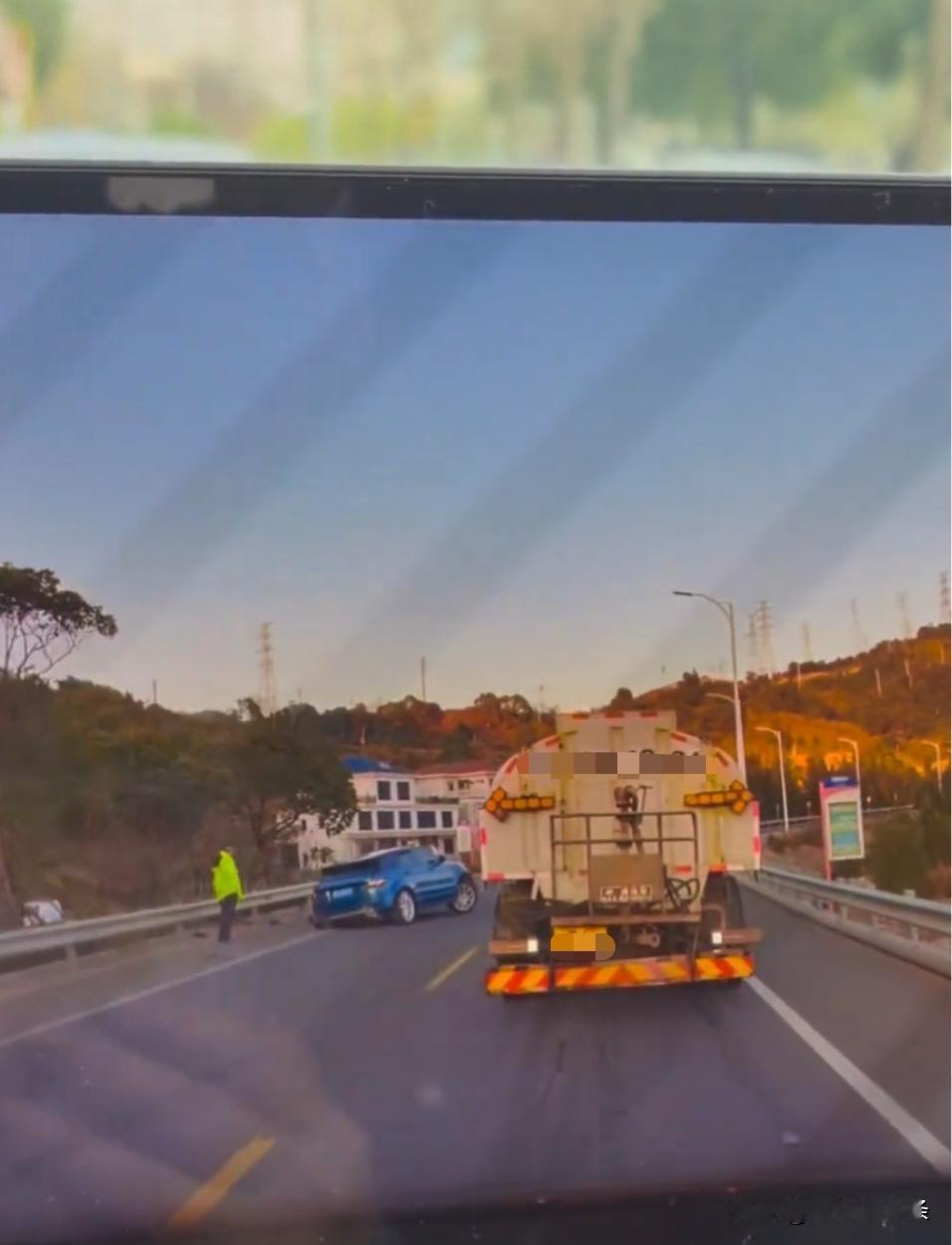 “遇到交警不洒，遇到行人正常洒”？温州一洒水车被指双标近日，温州一辆洒水车被推上