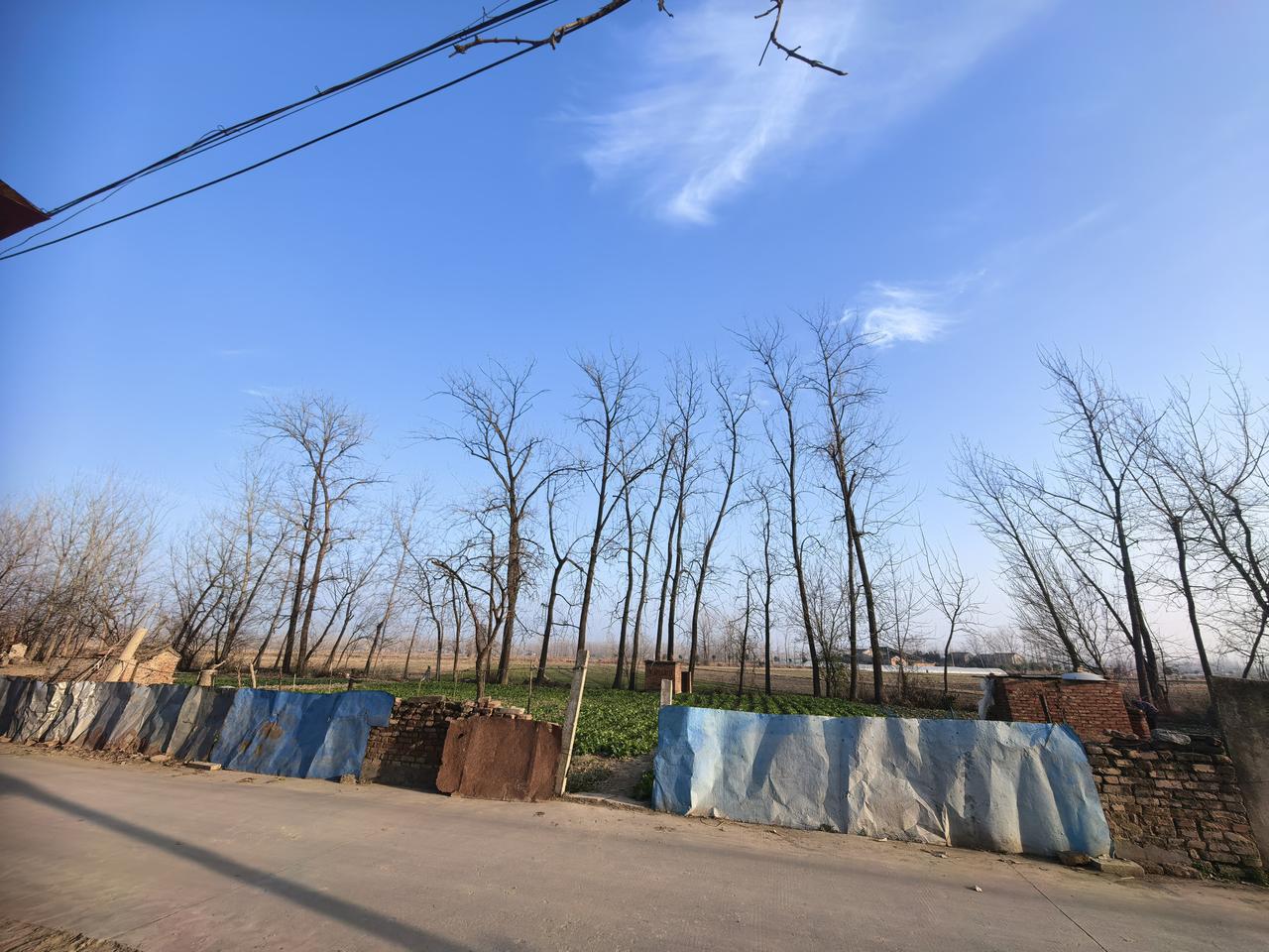 湛蓝的天空，像一块巨大的宝石，镶嵌在无垠的宇宙中。它深邃而纯净，仿佛能洗涤世间所