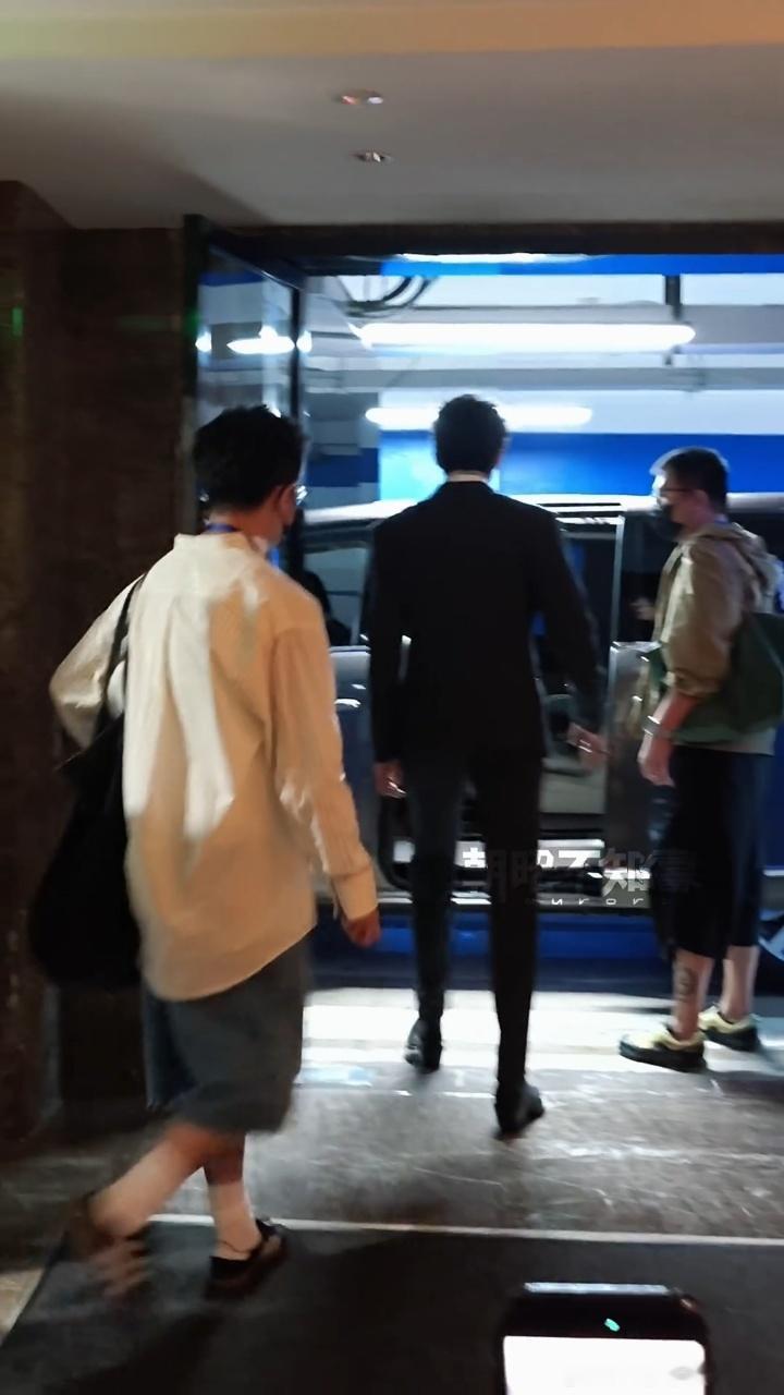 刘宇宁腿比车座高刘宇宁线上演霸总线下当霸总刘宇宁丁程鑫拥抱 谁懂啊，刘宇宁今天开