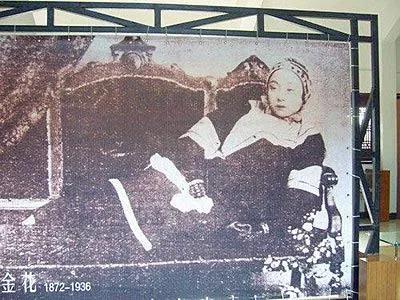 1900年，一伙德军闯入北京一家妓院，刚要侵犯一名妓女。突然，妓女用流利的德语说
