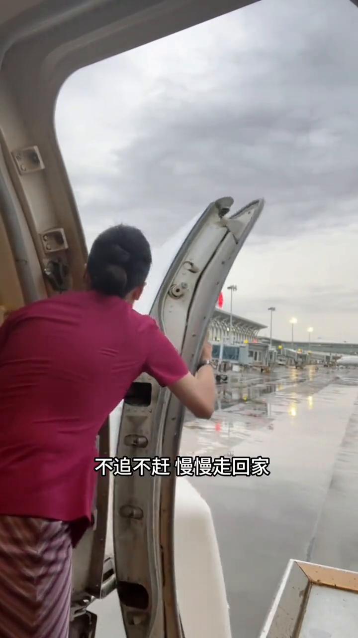 这是最平凡的一天，你也想念吗？不追不赶慢慢走回家。