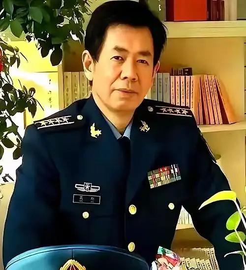 屠龙刀怎能轻易出手！军事专家戴旭说：“别拿屠龙刀在自己家乱舞。”这意思是屠龙刀必