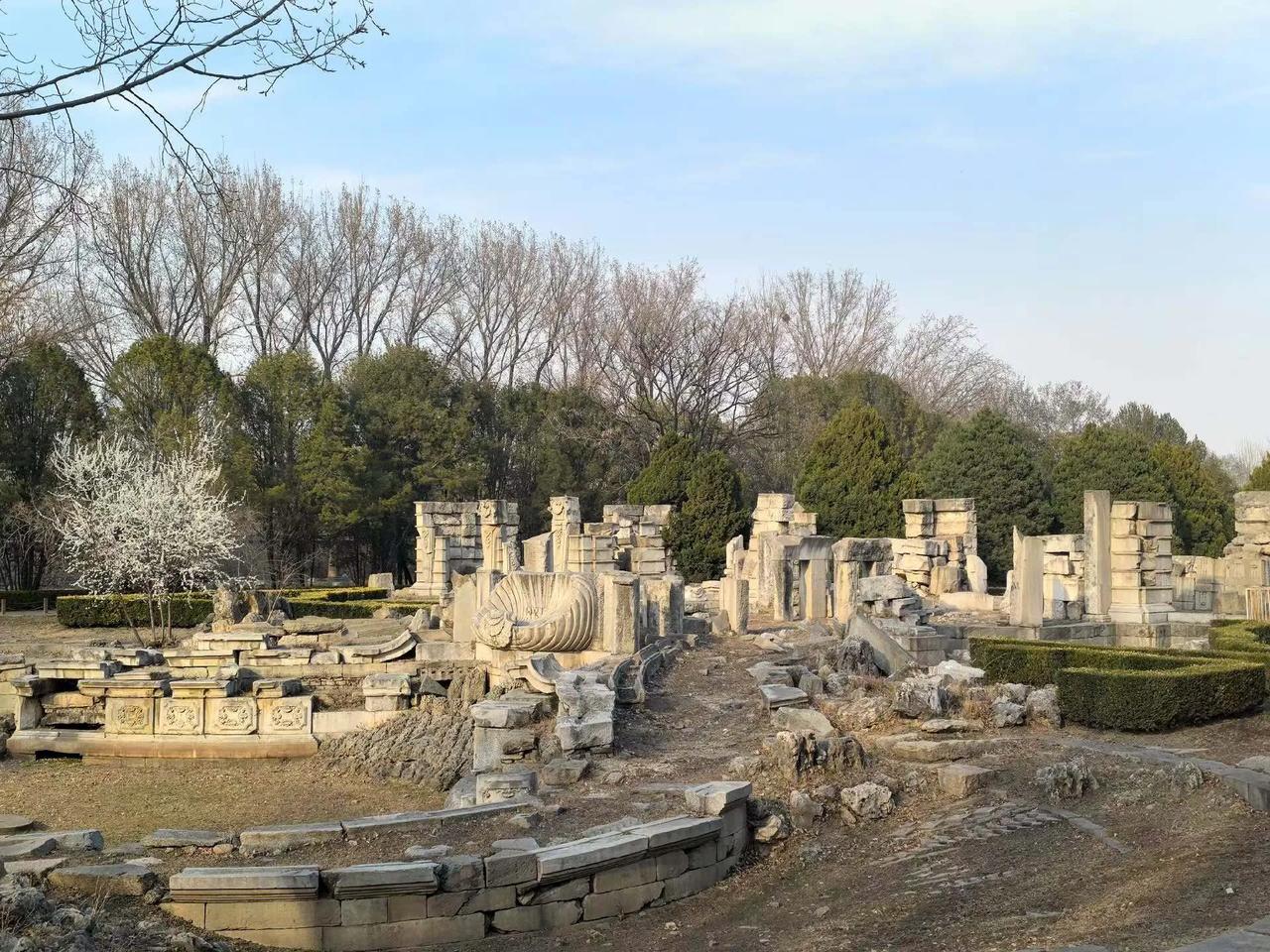 残石无言，警钟长鸣
 
漫步圆明园，抬眼皆是苍凉。断壁残垣静默伫立，风化的石纹刻