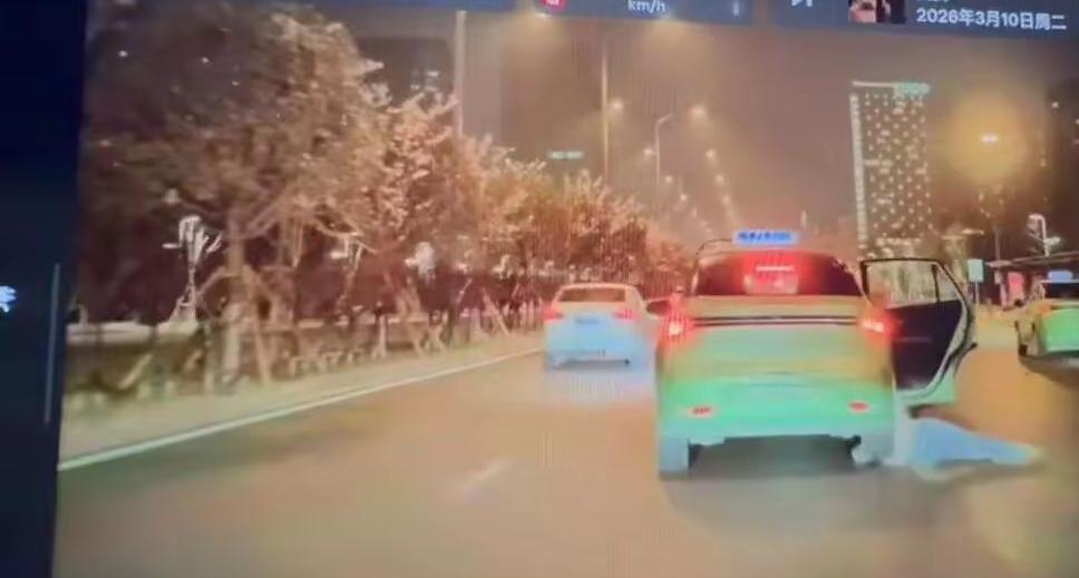 深夜惊魂！西安女子竟从行驶出租车跳下，真相曝光令人后背发凉：不是司机的问题，而是