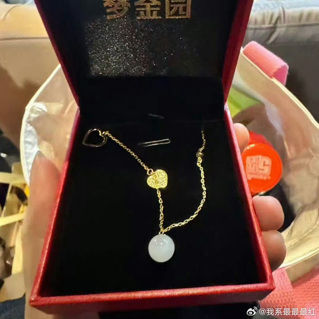 孟子义伴手礼送黄金孟姐实在是太大方了 工作室还有抽奖五菱宏光使用权，黄金首饰，万