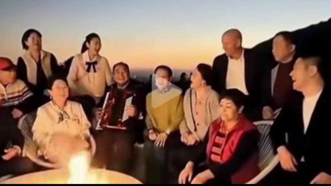 老艺术家在美国庆祝圣诞节，歌唱祖国，不忘赤子之心！

姜昆等13位老艺术家，在美