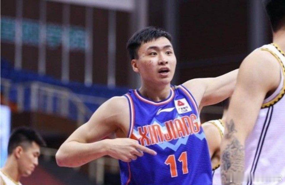 1月22日讯 新疆男篮半场以42-33领先四川男篮。上半场比赛新疆队打出了10人