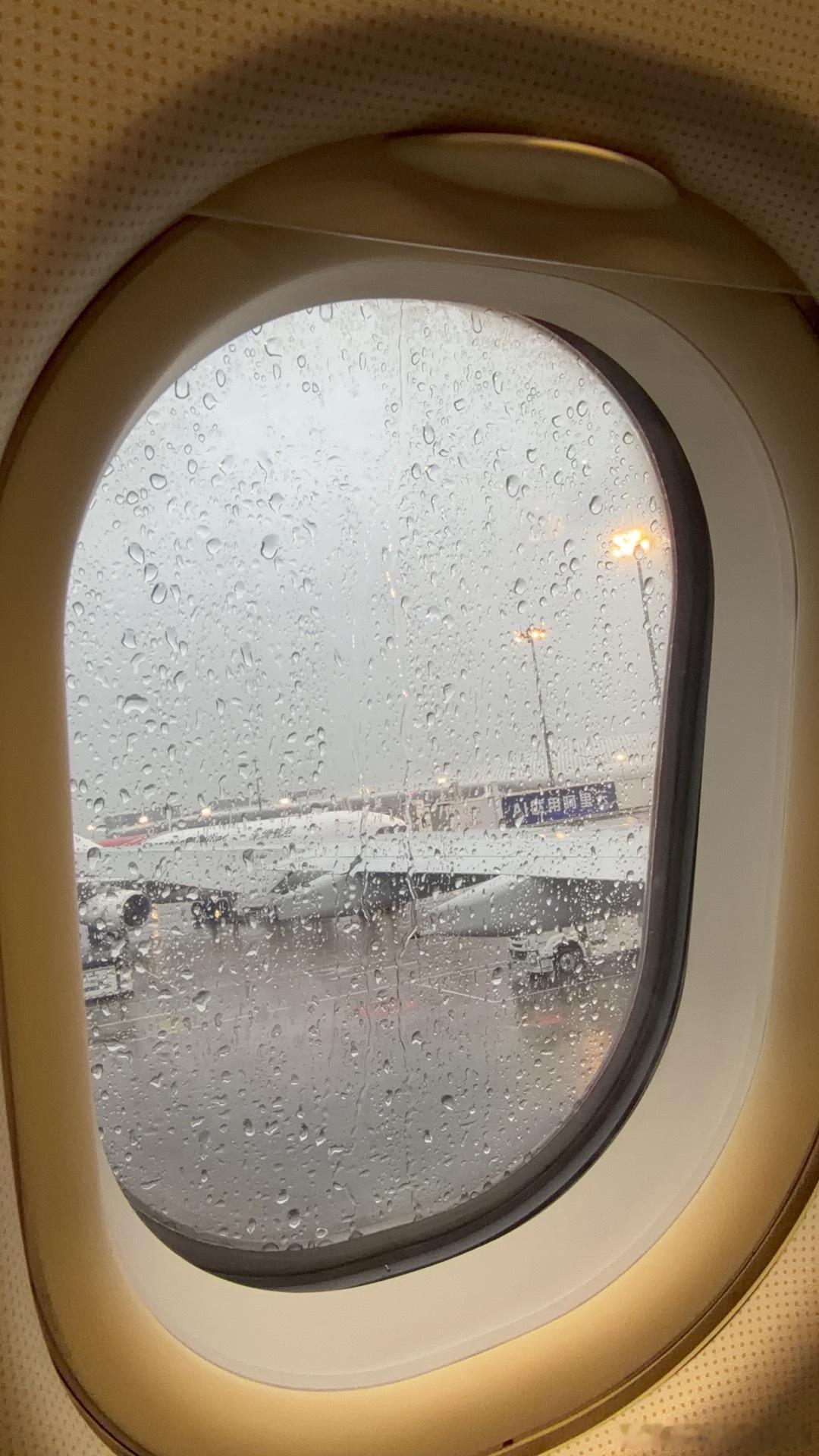 好好好，下大雨 又要发财了！！！！深圳机场sorry 一天了！！北京见朋友们微博