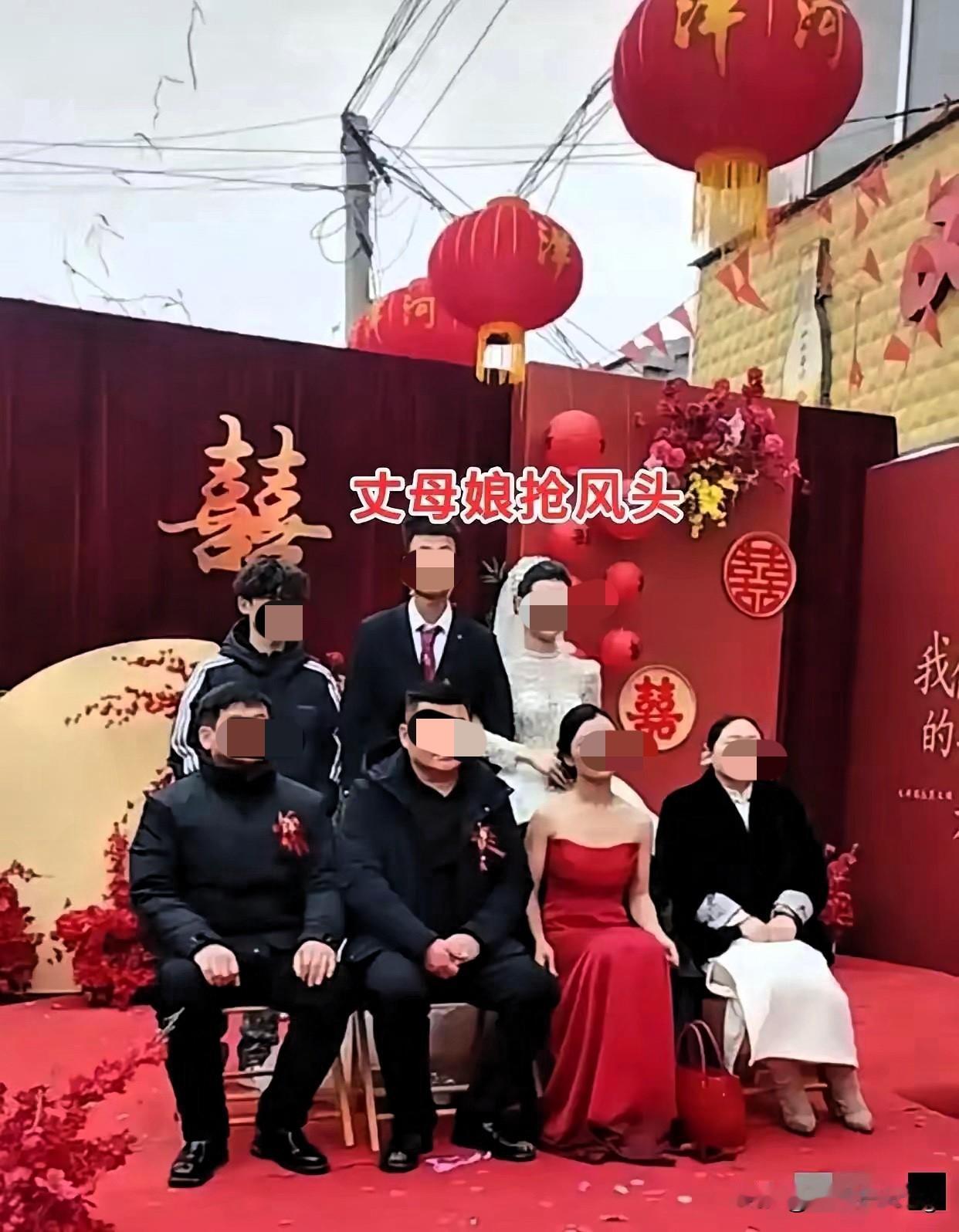 河南这场婚礼直接看懵全网！丈母娘穿红抹胸霸着C位还拎空包凹造型，新郎拦都拦不住气
