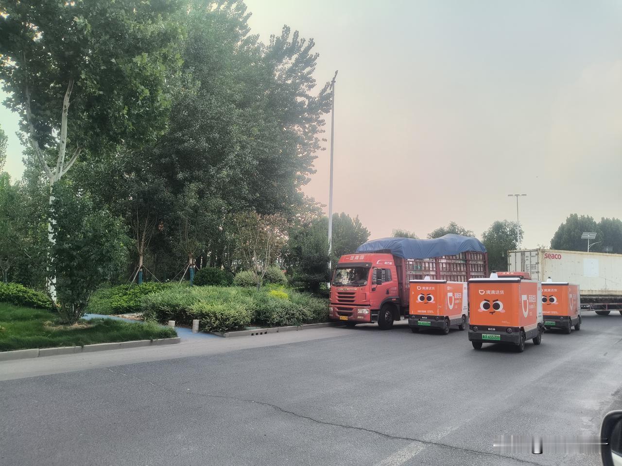 看来这自动送货小车还得升级改造啊？已经过了路口就不走，还三辆车在一块“讨论”起来