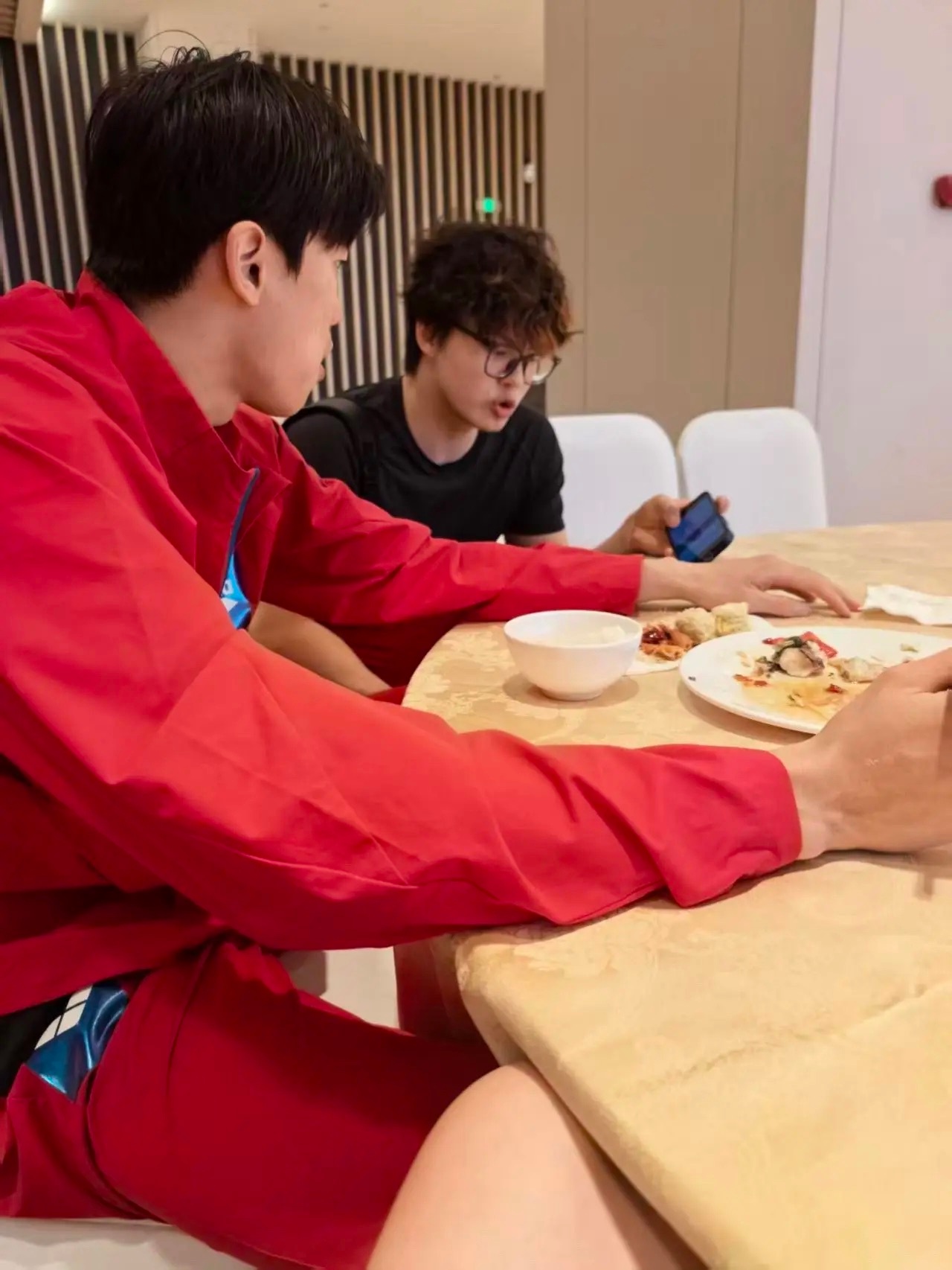 小谢挺认真一小孩，吃饭还在请教他顺哥游泳录像 