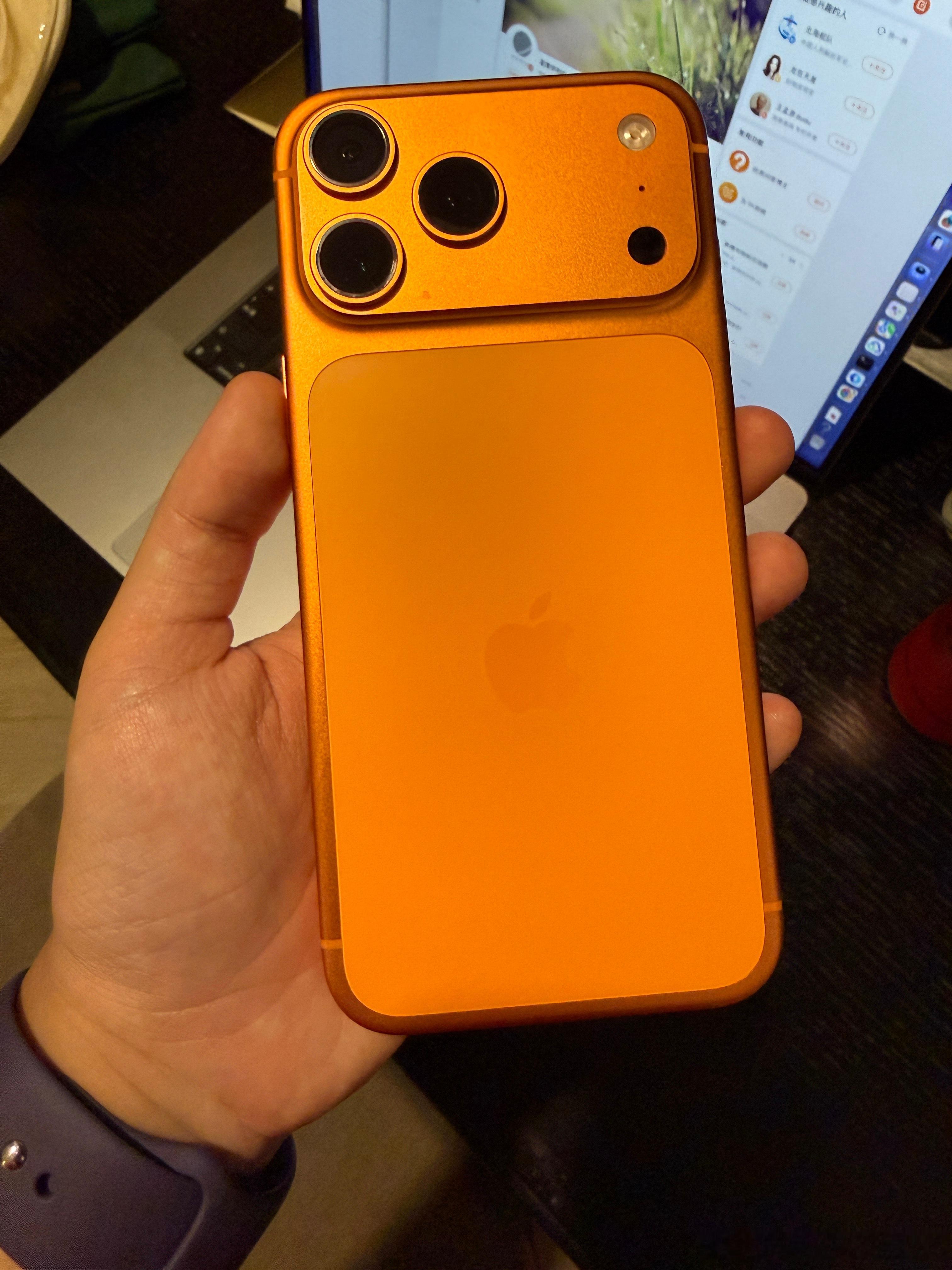 玻璃背板和金属一体中框之间的色差和割裂感确实很强不过一些用户把这个当成个性设计，