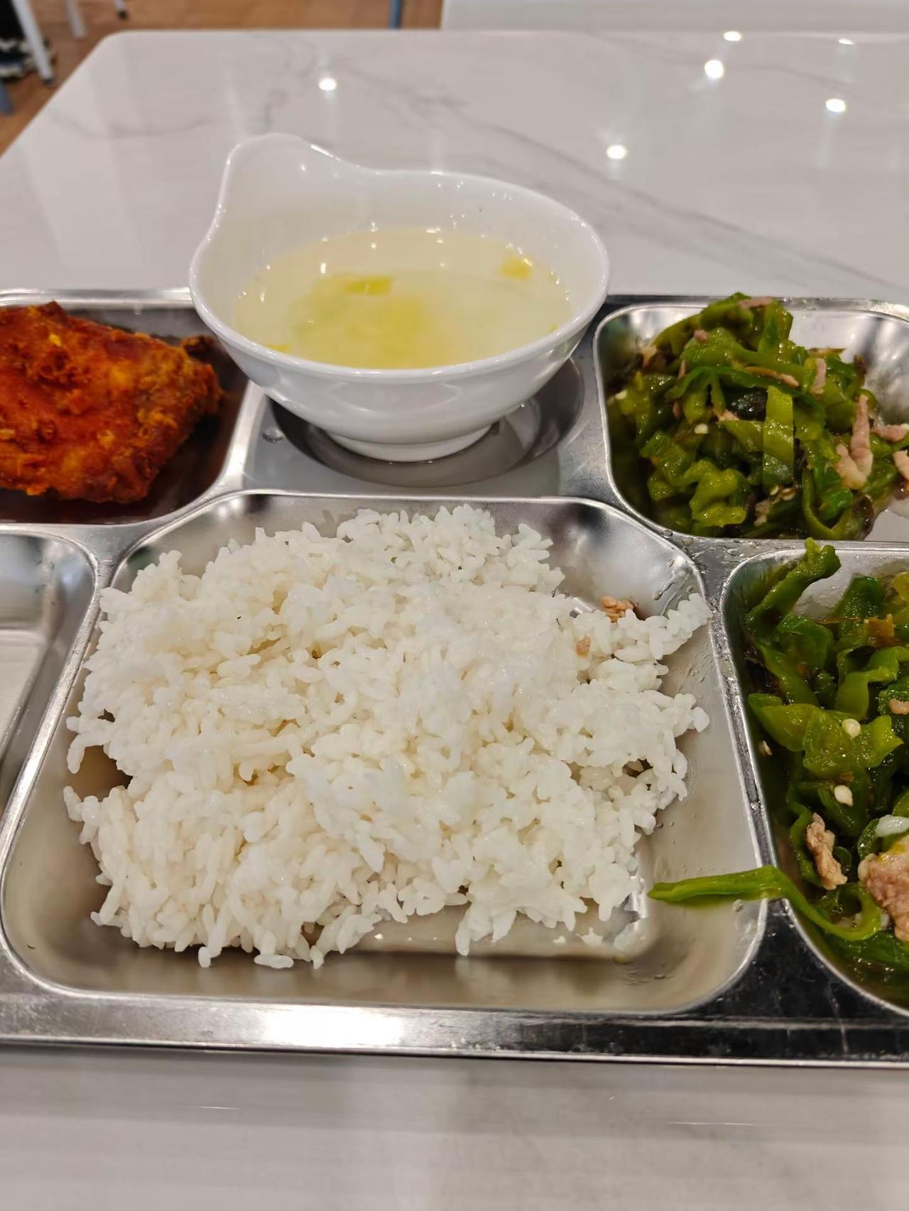 倒霉催的，就因为排队晚了，菜没了打了两份一样的青菜。厨师说已经在烧了，但是我懒的