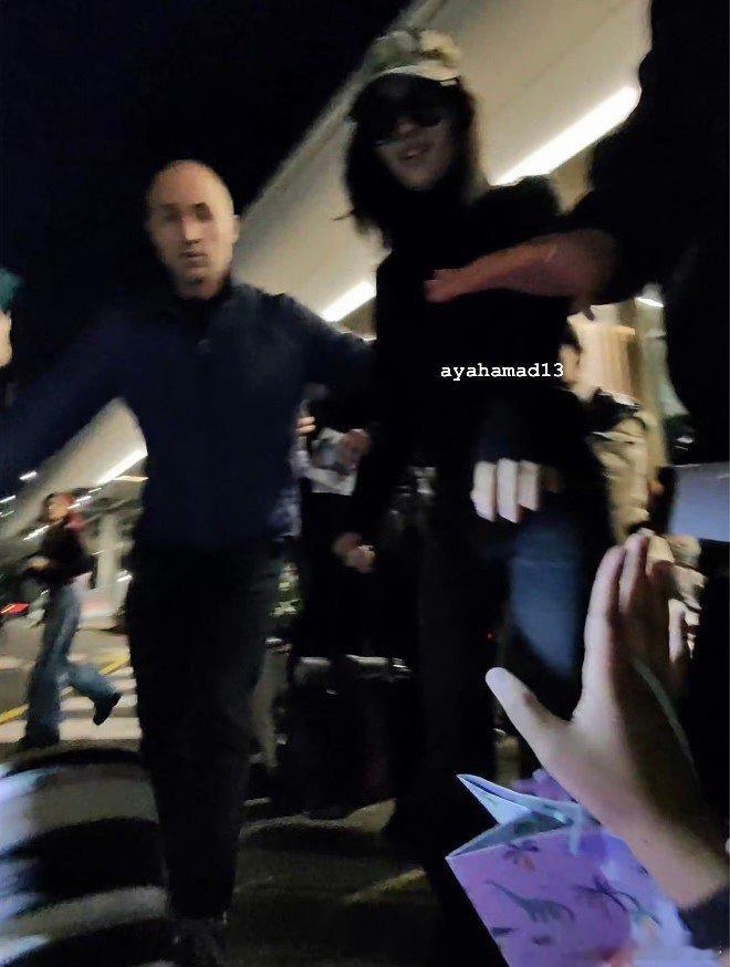 宁艺卓扶起摔倒的粉丝宁艺卓机场扶起摔倒粉丝  宁艺卓抵达米兰扶起了前来接机摔倒的