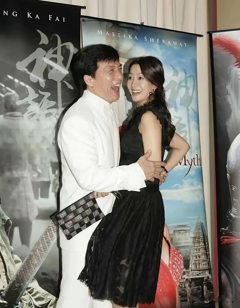 成龙和金喜善的个人关系是非常不错的，从照片中能够感受到两个人关系的亲密度，看他两