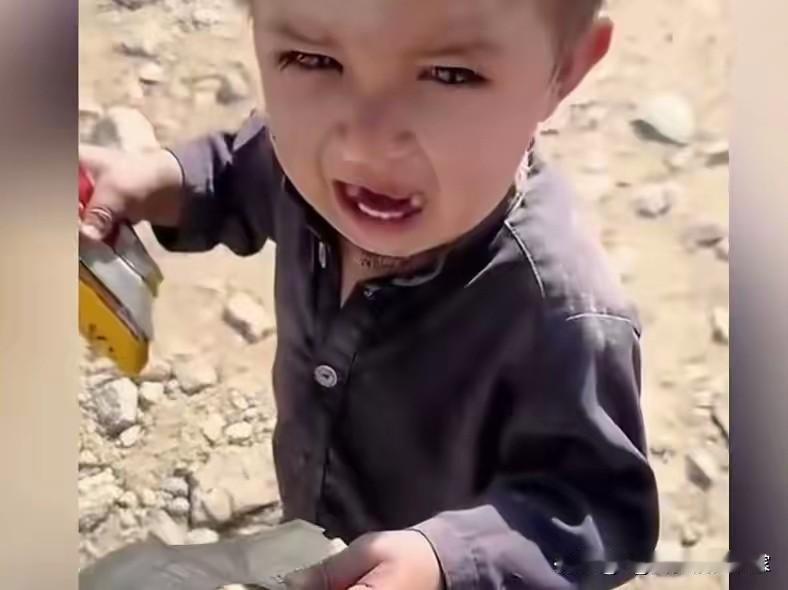 刷到这个孩子哭着攥着零食的视频，心里揪了一下。
有人说他是加沙的孤儿，他们没有撒