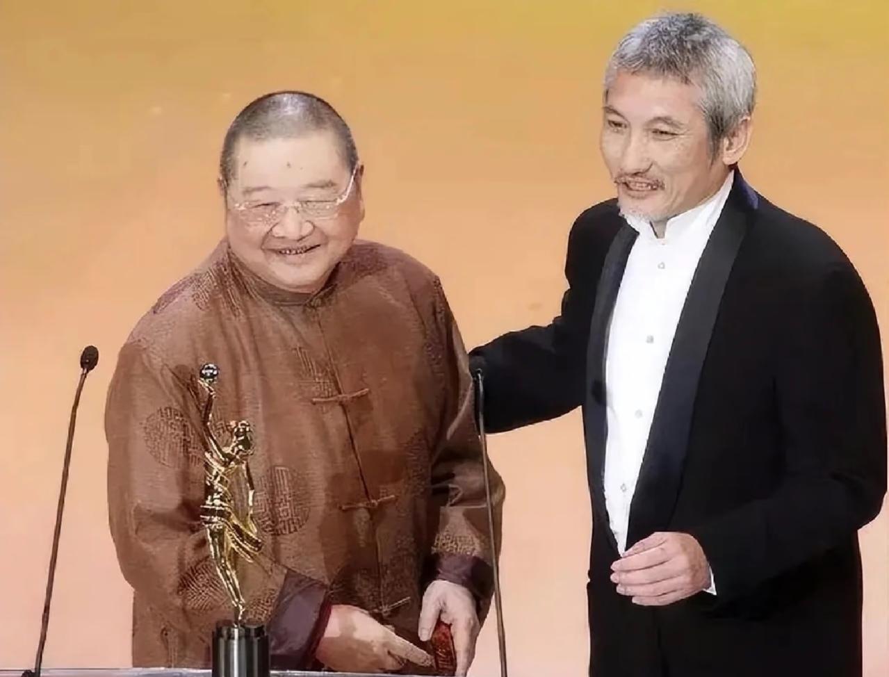 从劳改犯到香港武侠开创者，
倪匡，当年从内蒙古逃往香港的经过充满惊险，是一段极具