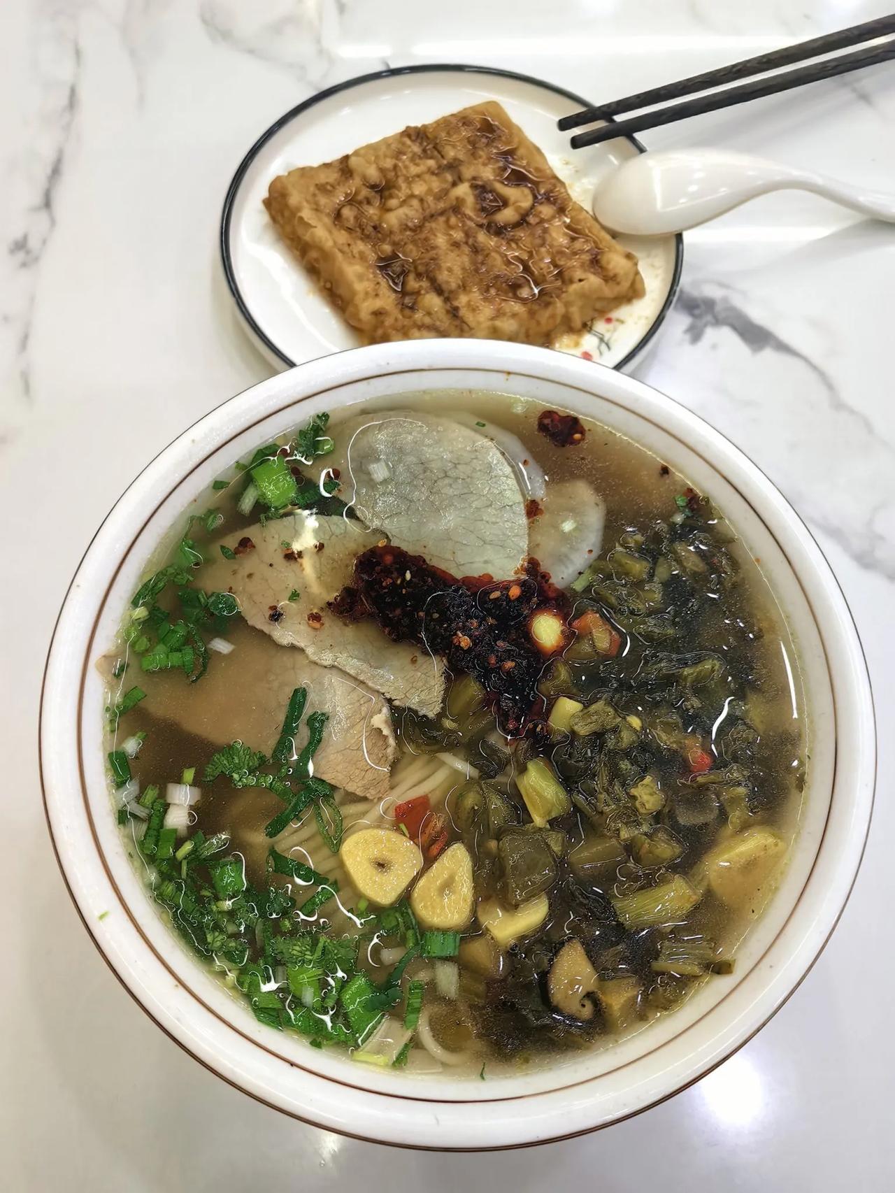 我问老公：你要是碰到那种冲你发嗲撒娇的年轻女孩儿，你会心花怒放，你会上钩儿吗？