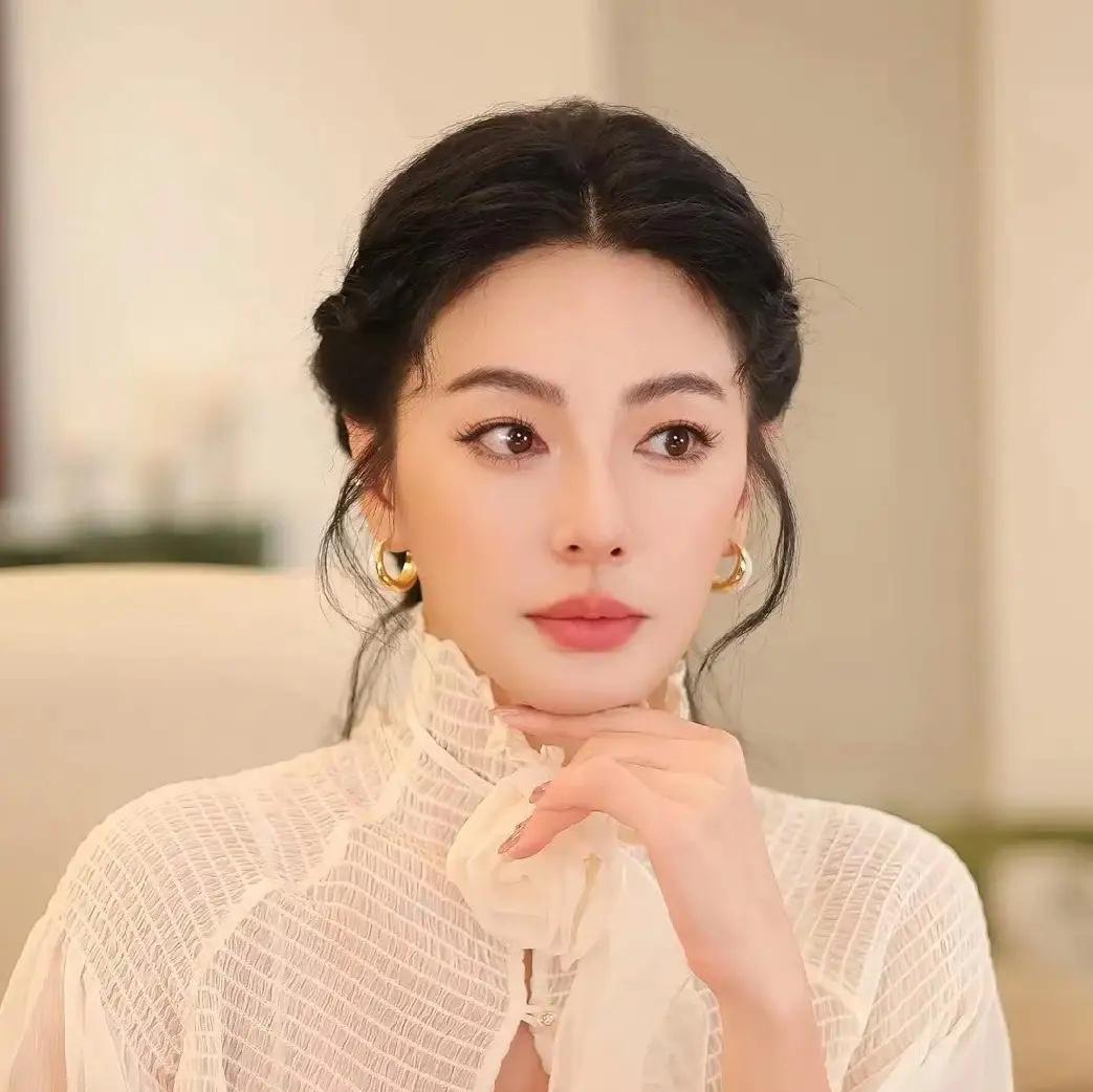 张雨绮，被曝大瓜！

代孕疑云还没散，突然又传怀孕，这波操作真的太迷了！

3月