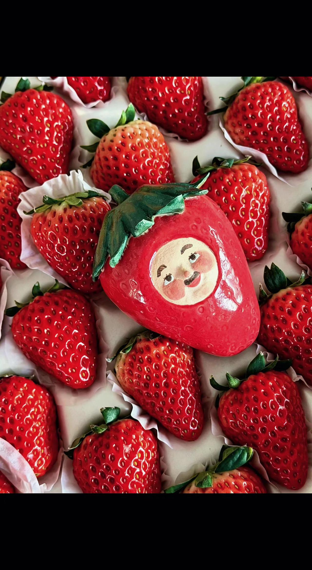 🍓奶油草莓堆里藏着个小太阳！腮红像偷喝了果酒，甜到心尖在跳舞～