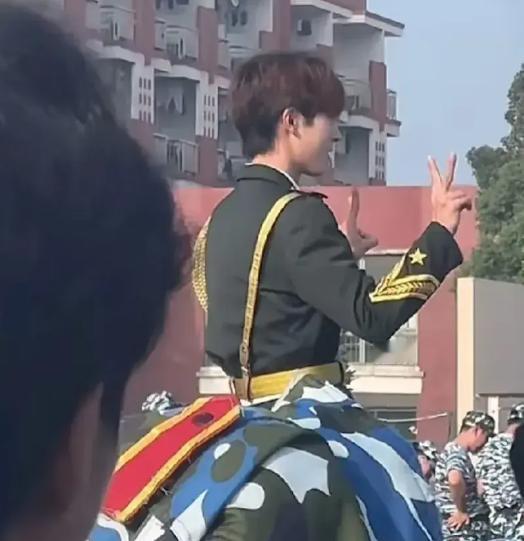 他们都是怎么把老师的另一面聊出来的[心]

女教师出轨学生身份曝光，翻版蔡徐坤，