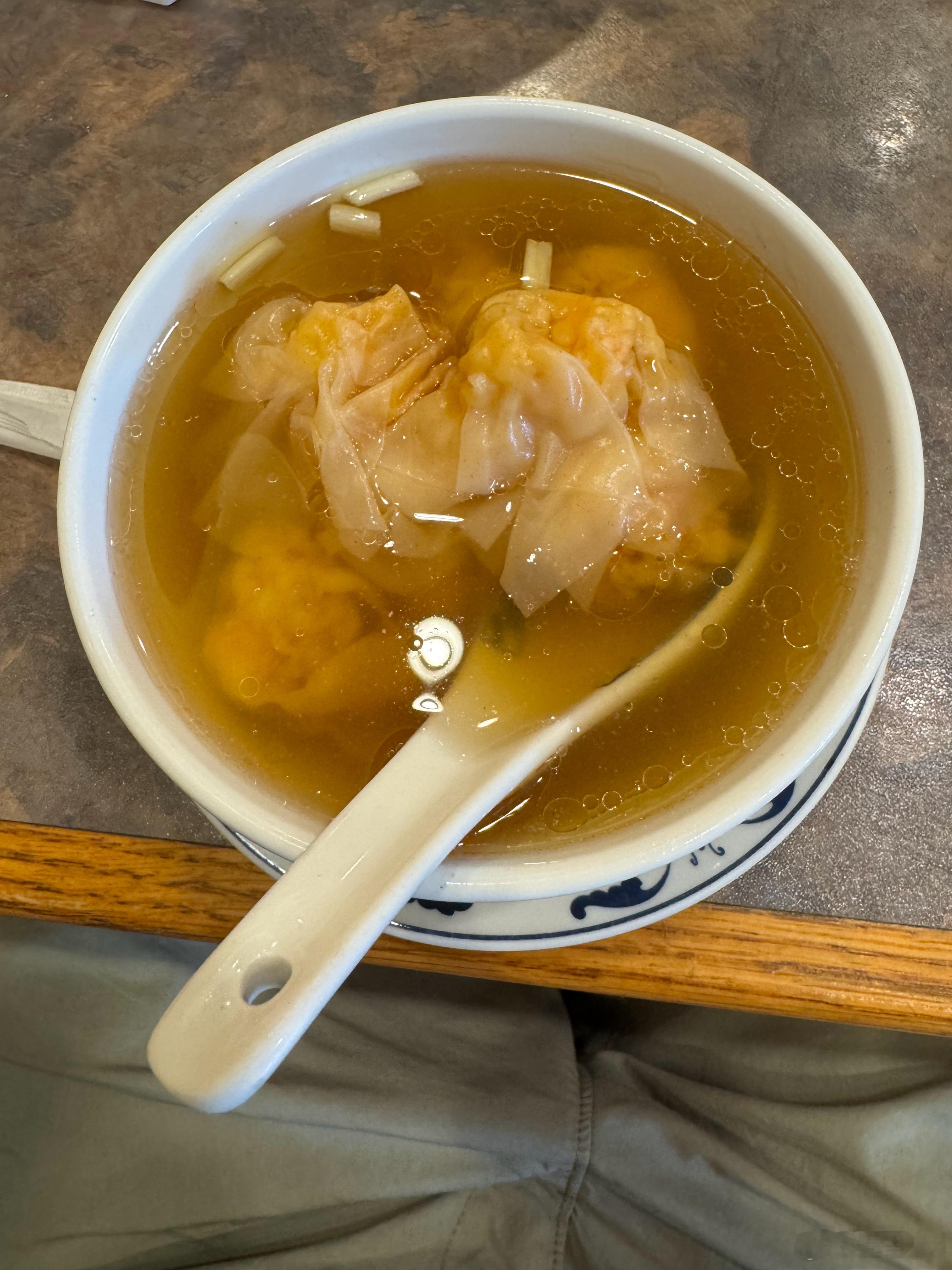当你在温哥华走进一家餐厅，坐下后发现周围都是说广东话的，给你菜单的都是说粤语的阿