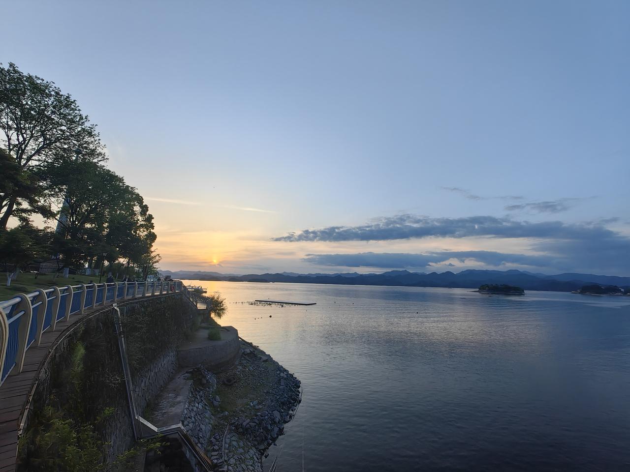 上传一张你手机里天空的照片吧这张是上周末千岛湖拍的，天气非常晴朗，在千岛湖湖边散
