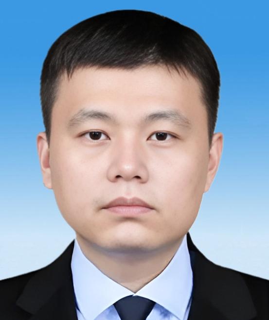 2006年，广东顺德海关的一名普通公务员晚上回到家，悄悄对妻子说：“老婆，我的银