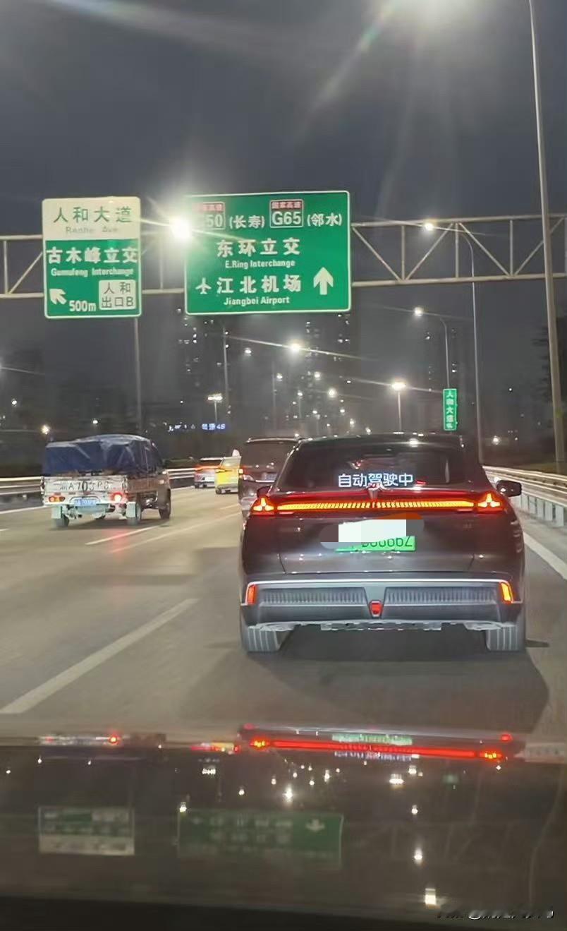 来自于无限降低的焦虑：是手机随时随地满格的电量，也是没有排长队还干净的蹲厕；来自