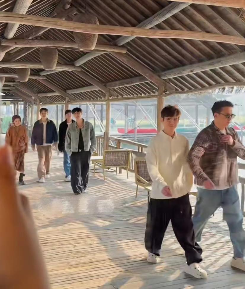 张艺兴和Henry终于同框了。
七季了，家人终于凑齐。
湖南卫视没搞花活，就让两