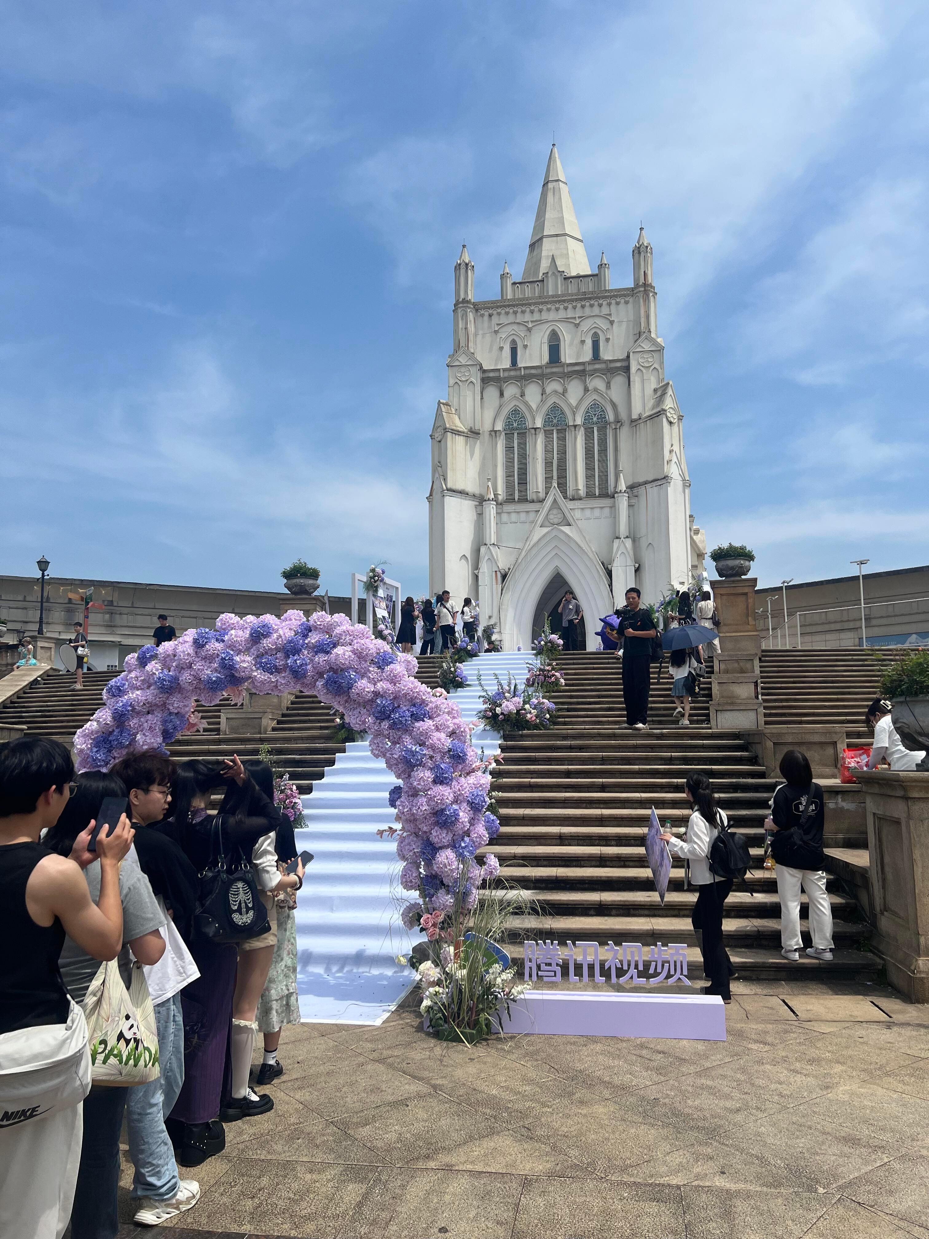 神印王座国漫最夯线下婚礼这场婚礼哪是活动，分明是把故事里的圆满搬进了现实！鲜花灯