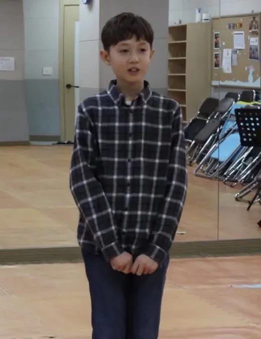 小东西好爱穿格子衫噢刚出道时也是格子衫造型来着 