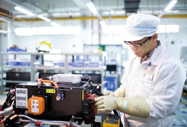 领先不是护身符
锂电池产业看似风光，但真正站在产业链最上游的材料、隔膜、电极体系