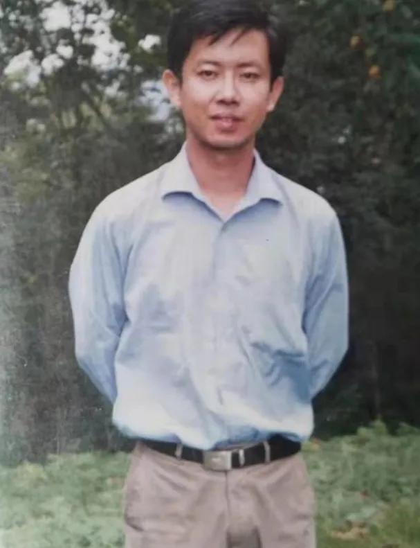 “我宁死也不道歉！”2019年，在乡镇执教19年优秀教师周安员，亲吻自己的孩子后