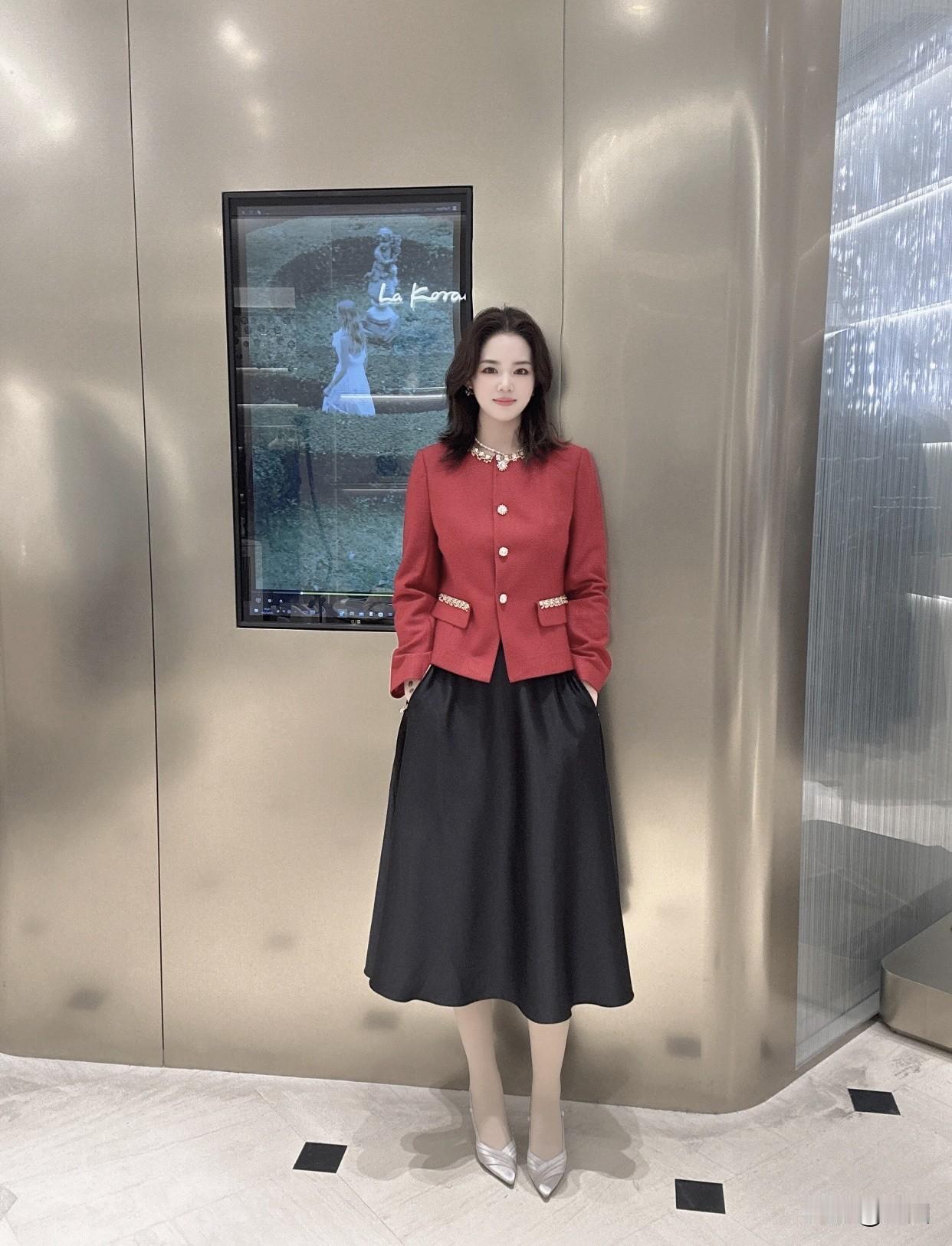 优雅穿搭指南：红黑配＋黑白配+针织开衫，尽显时尚魅力！