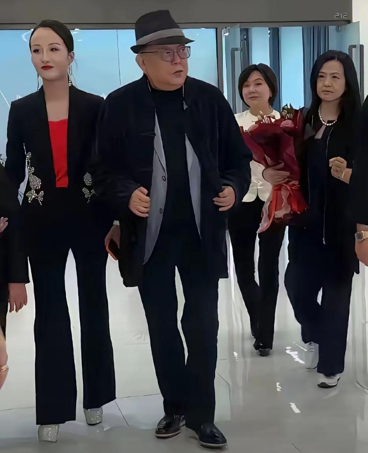 79岁王刚带着小20岁的老婆郑艳东出席活动，王刚都快八十了，精神头还特别足，看着