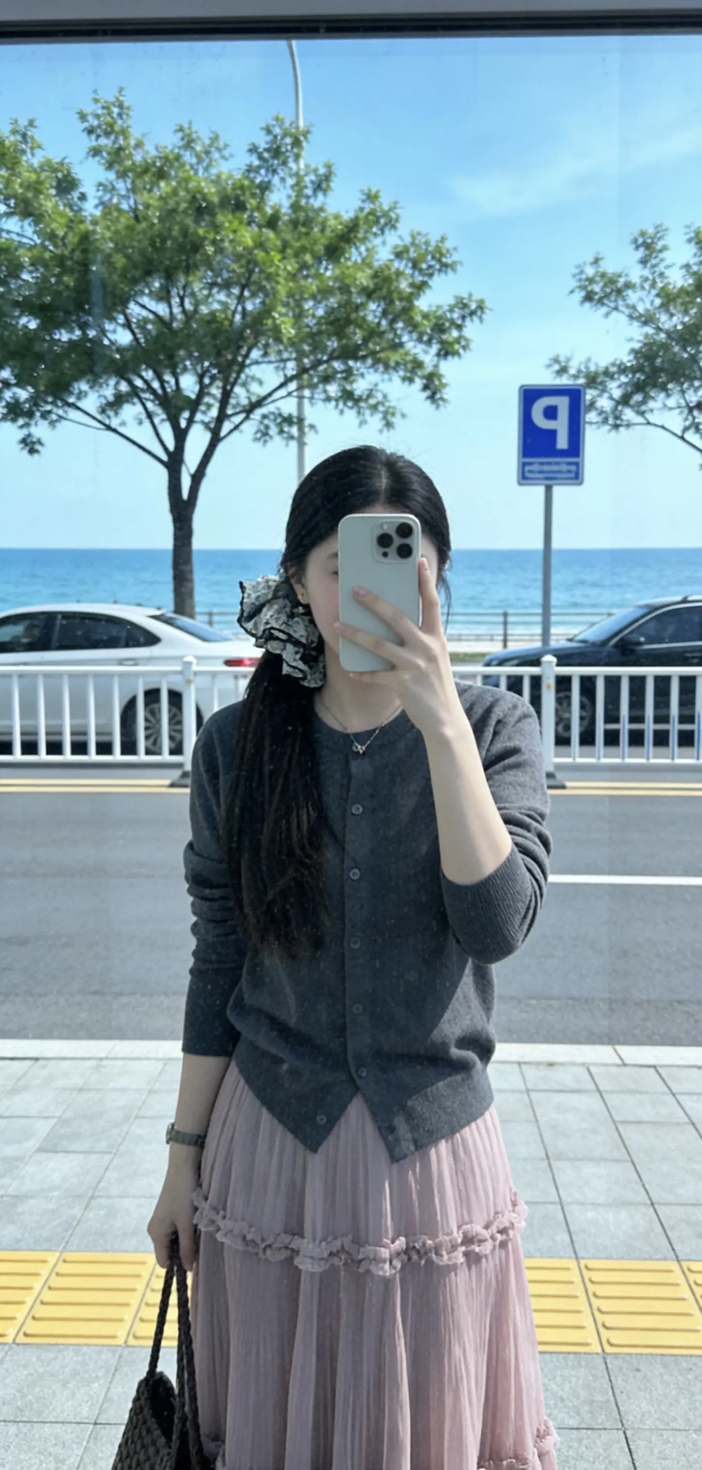 漂亮的话，谁都会说，          没有行动的爱，全是废话。”