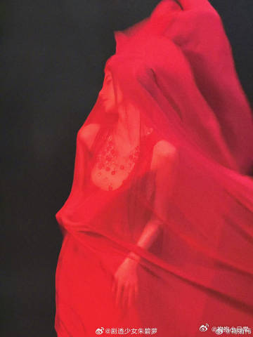 鞠婧祎行走衣服架子鞠婧祎忒有劲了 鞠婧祎真的是把“行走衣服架子”这个称号演绎得淋