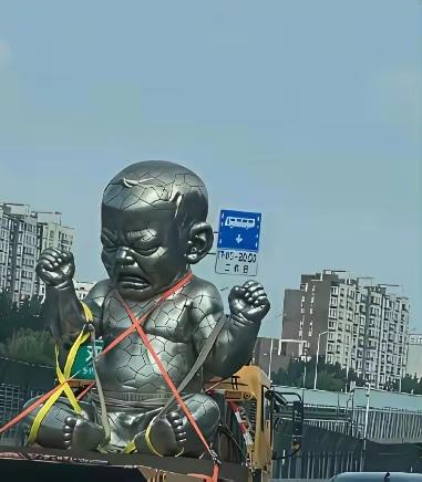 雕像艺术的呈现方式多彩多样，有的表情怪异，神态夸张，让人看了有种不舒服的感觉。也