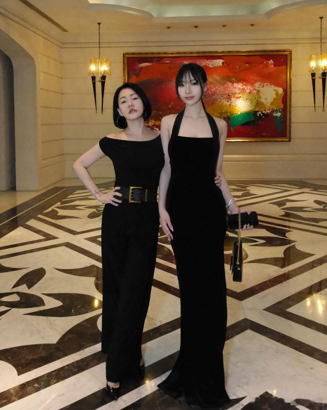 小S大女儿高中毕业，与妈妈一起参加毕业晚会，小S：谁这么会生啊！网友：大女儿吴佩