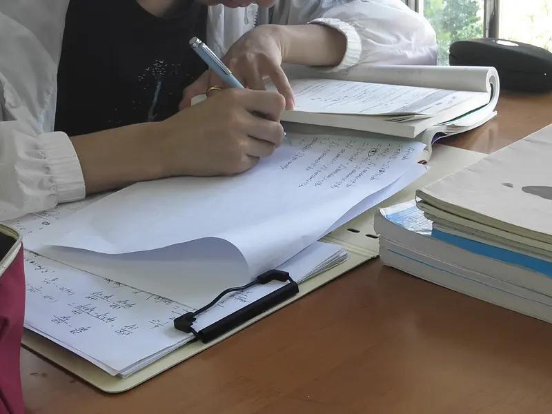 南京理工大学致知书院这则“高数成绩差或请家长陪读”的通知可太吸睛了。据说高数期中