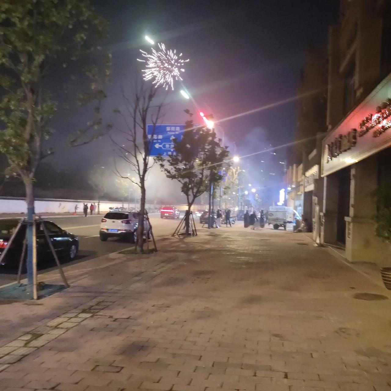 新年的钟声敲响之后，上饶这座三线小城便被浓浓的年味所充盈。
傍晚时分，信江河边渐