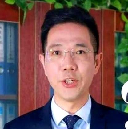 李圣律师直播，网友们惊掉下巴了！
他竟然对着弹幕，把高高在上的法律掰开了揉碎了讲