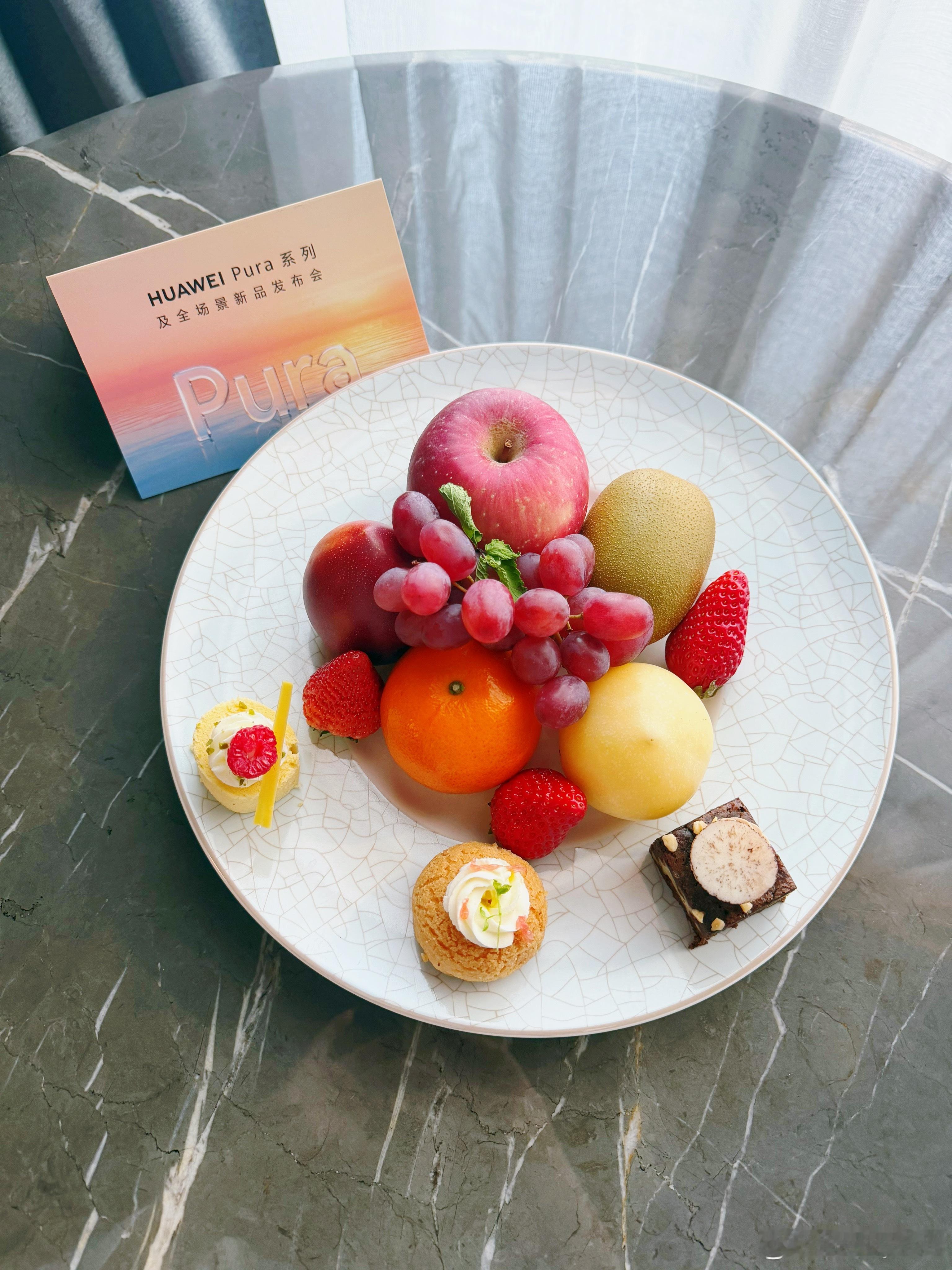 抵达酒店，期待明天华为Pura系列及全场景新品发布会，橘子海渐变配色的华为Pur