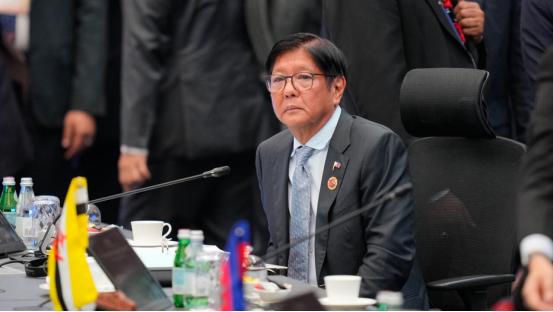 菲律宾国家海事委员会近日公布新版“海图”，将中国南沙群岛中业岛、马欢岛等岛礁纳入