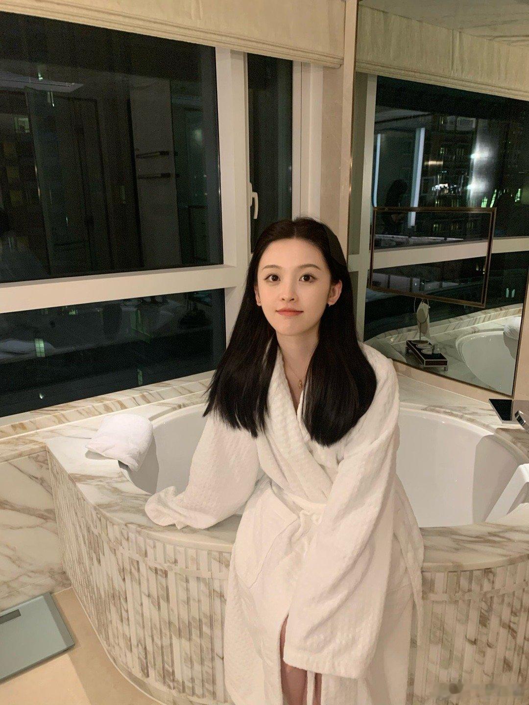 追完许我耀眼 大家都在看什么啊 我开始看余生有涯了 好看！ ​​​
