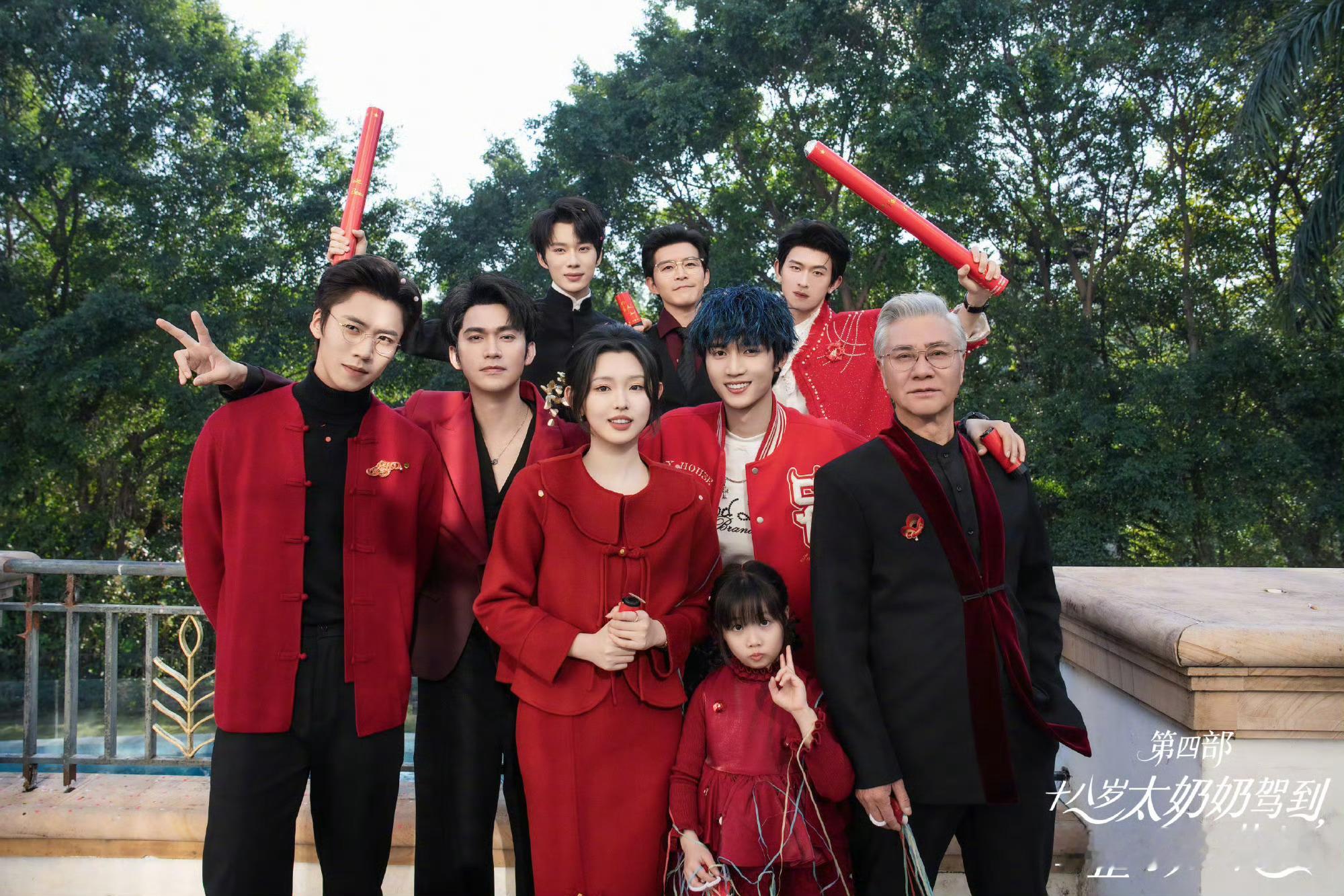 春晚机器人跳到太奶家了 机器人这波售后也太到位了，春晚跳完还入户陪玩，太奶这追星