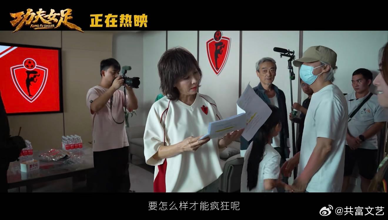 周星驰功力不减 抛开情怀来看，《功夫女足》也是一部优质喜剧。笑点排布紧凑，风格鲜